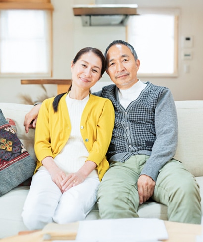 家族がくつろぐリビングの様子